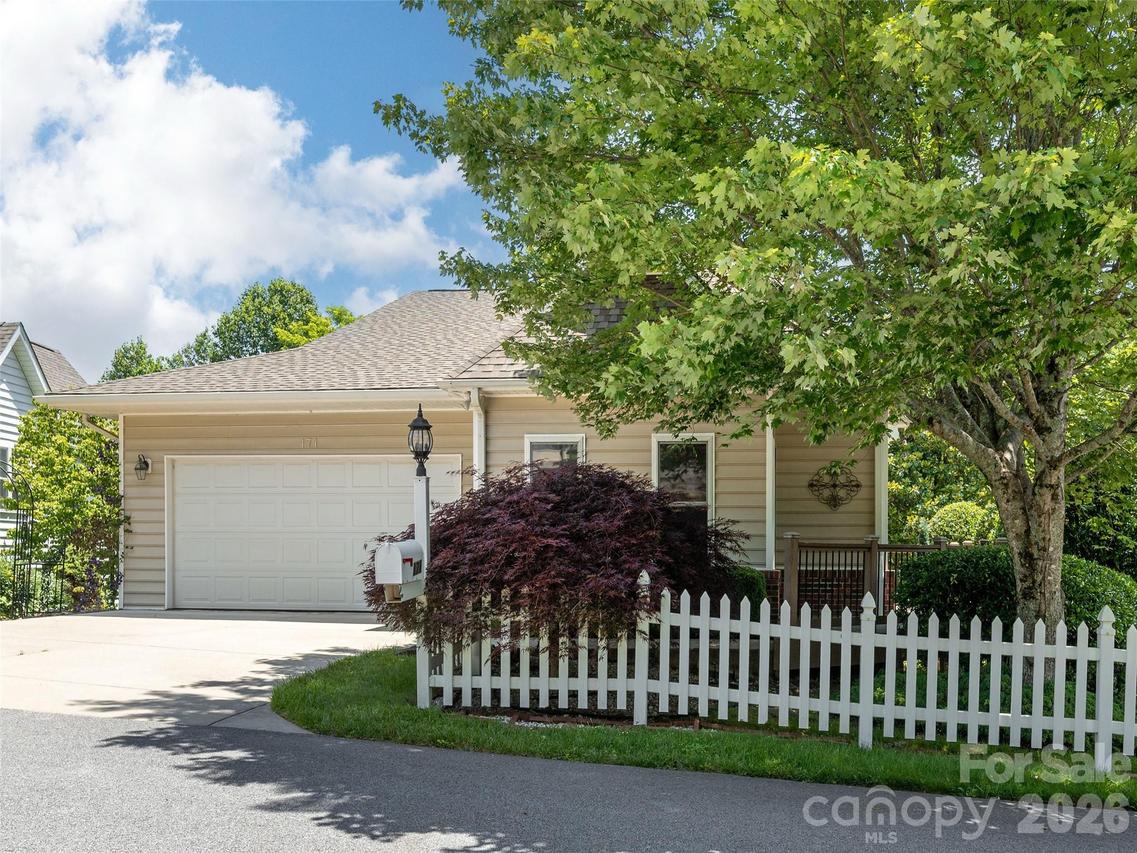 171 Ashefield Ct., Hendersonville, NC 28791