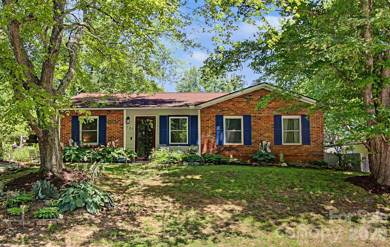 102 Wicklow Dr., Asheville, NC 28806