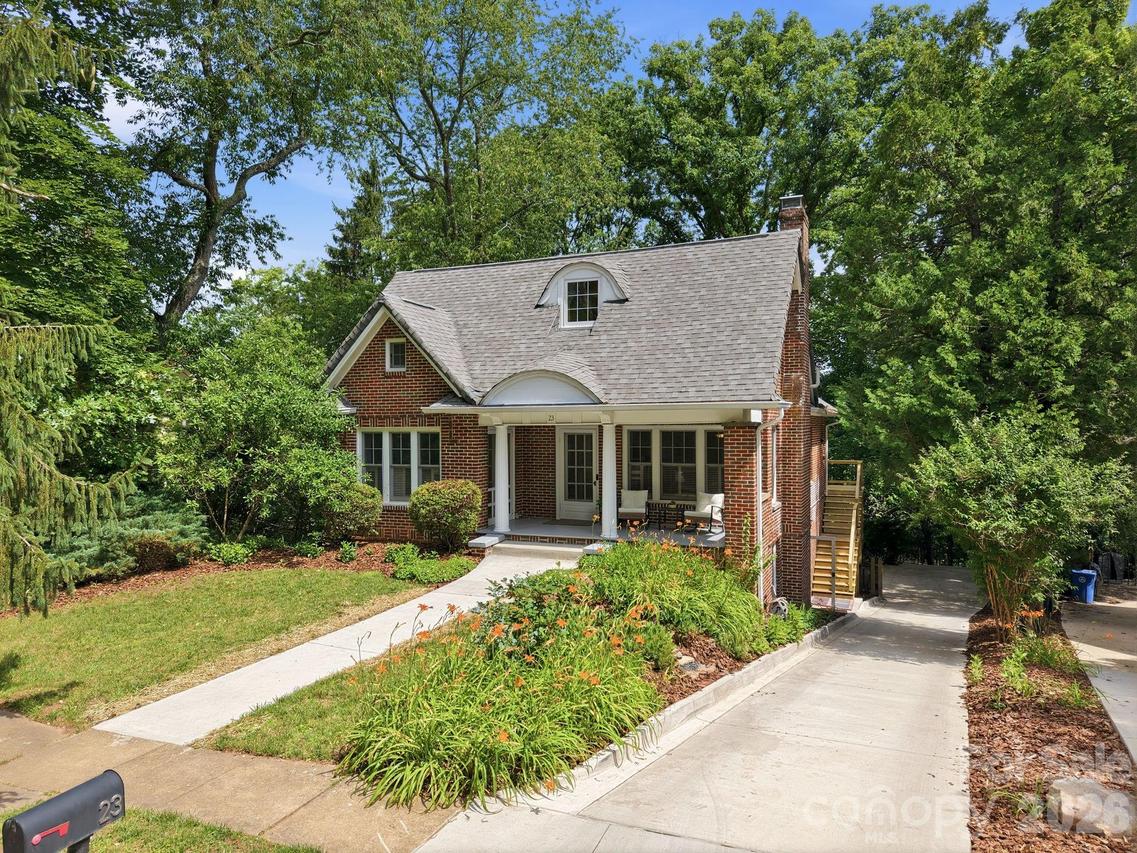 23 Warwick Pl., Asheville, NC 28804