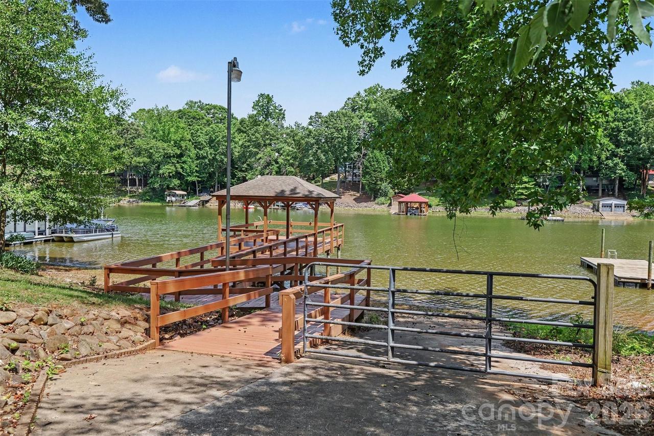 6917 Navajo Tr., Sherrills Ford, NC 28673