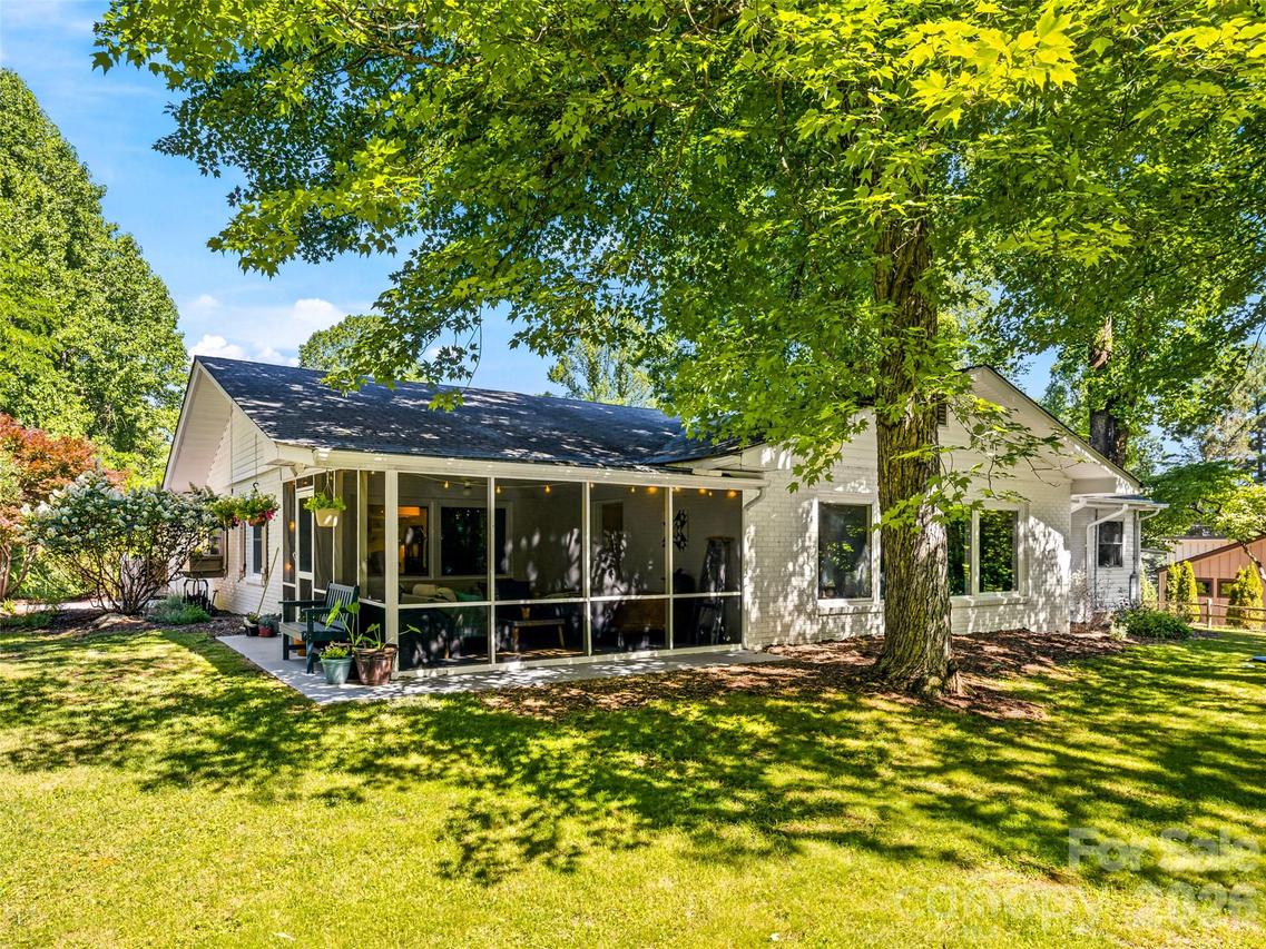 106 Skyway Dr., Hendersonville, NC 28739