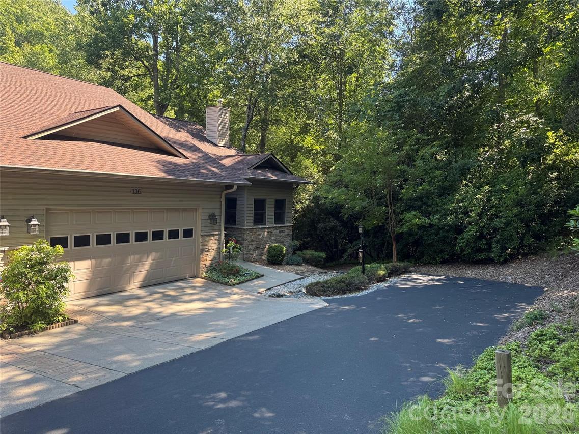 136 S Setsi Ln., Brevard, NC 28712