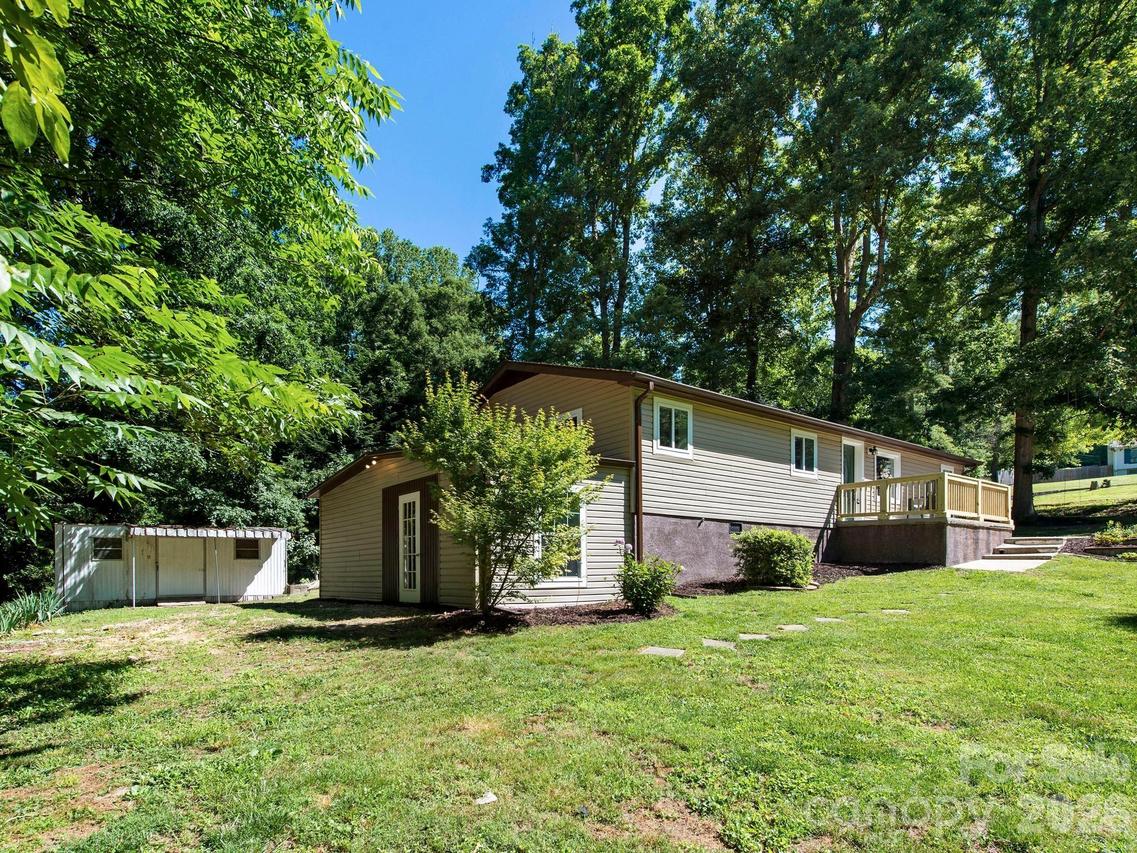 425 Lyndhurst Dr., Hendersonville, NC 28791