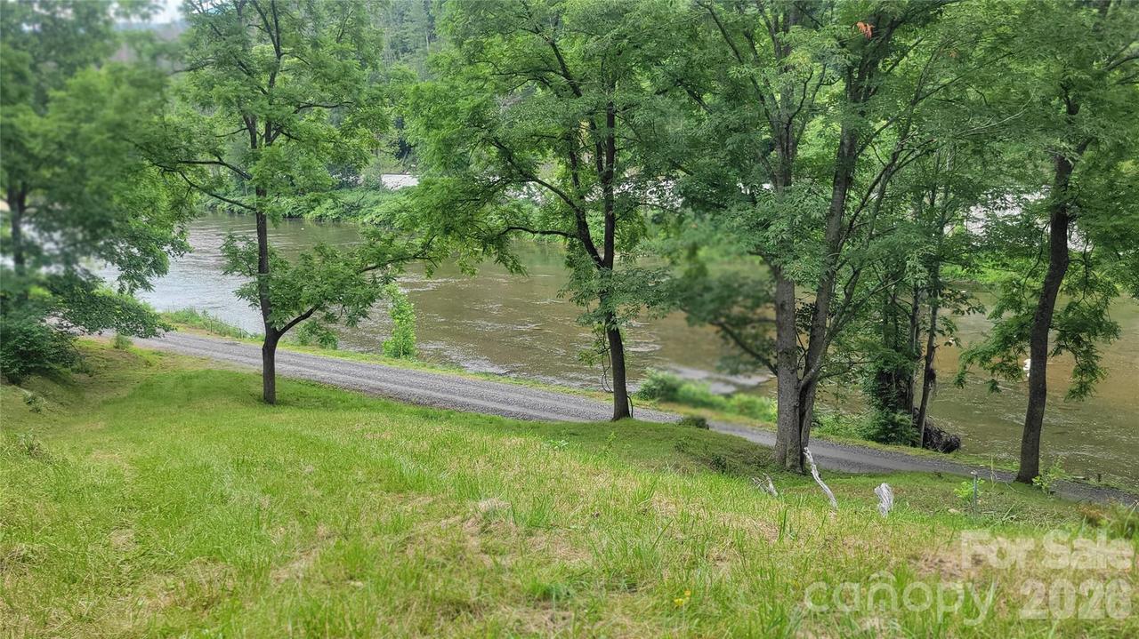 2079 Roses Branch Rd., Green Mountain, NC 28740