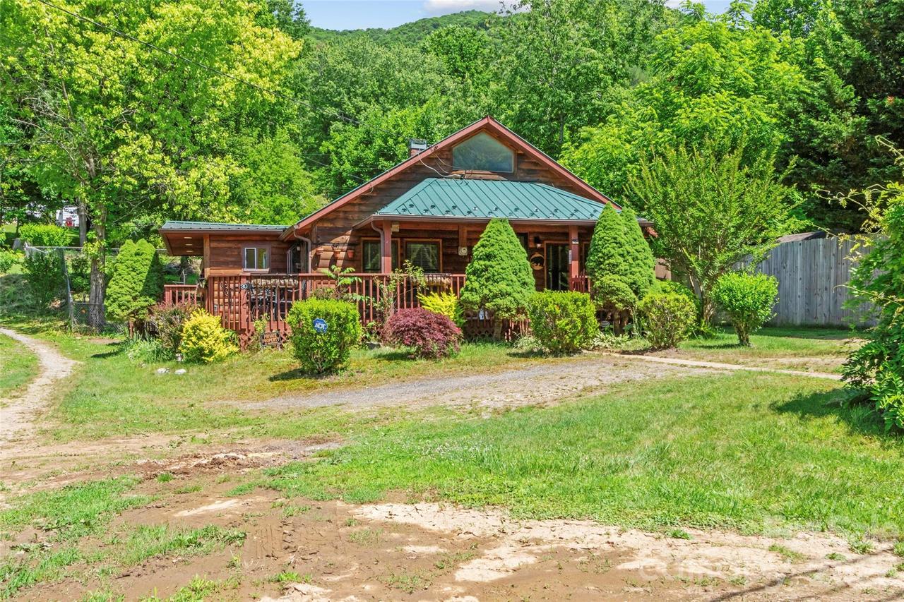 30 Clover Ln., Burnsville, NC 28714