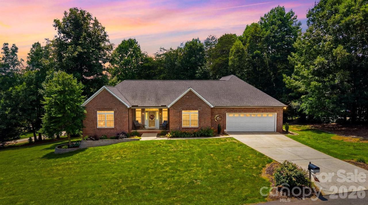 4305 Cottingham Dr., Hickory, NC 28602