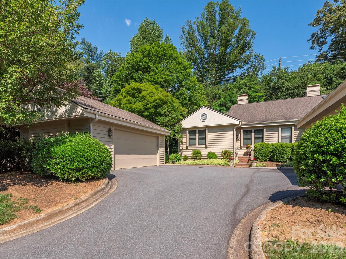 3201 Saint Augustine Pl., Asheville, NC 28805