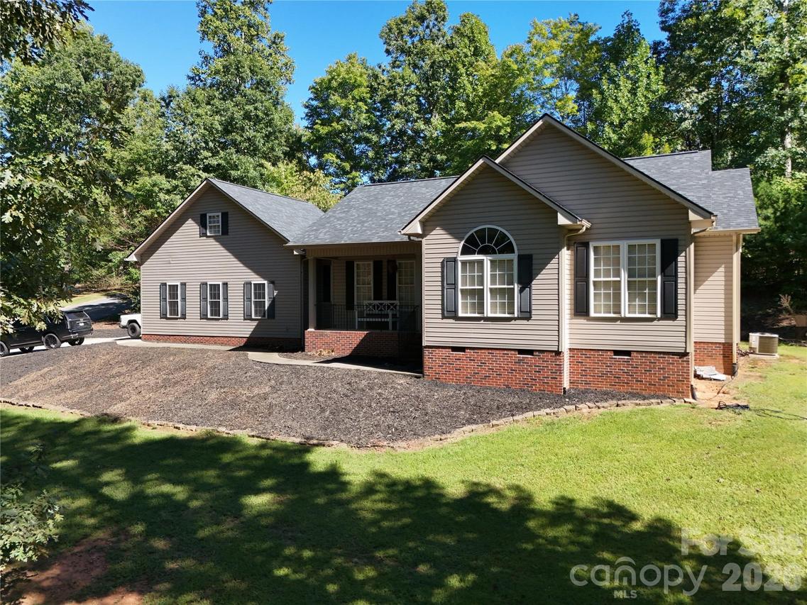 1395 Robinhood Dr., Morganton, NC 28655