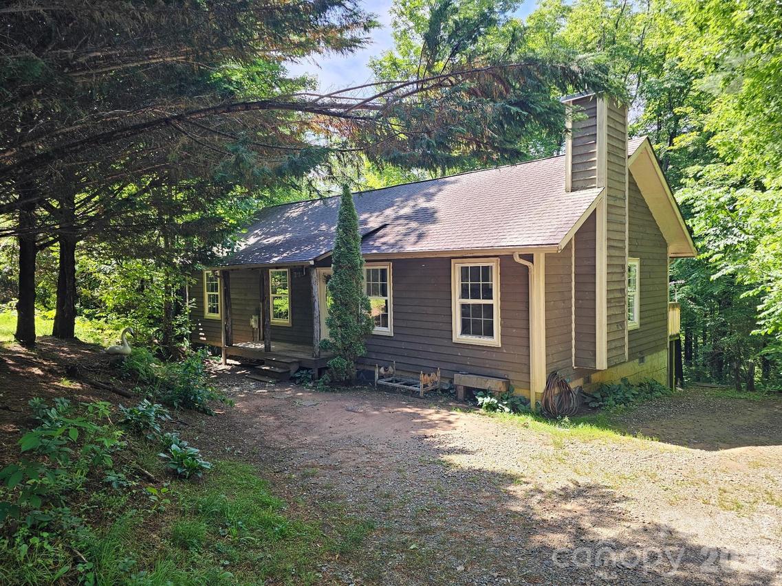 100 Squirrel Ln., Sapphire, NC 28774