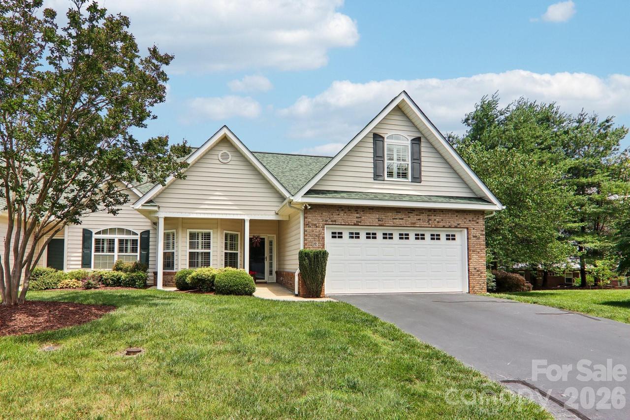 54 Victoria Park Dr., Hendersonville, NC 28792