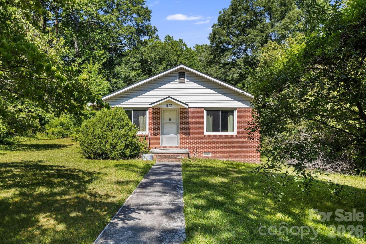 917 Fassifern Ct., Hendersonville, NC 28791