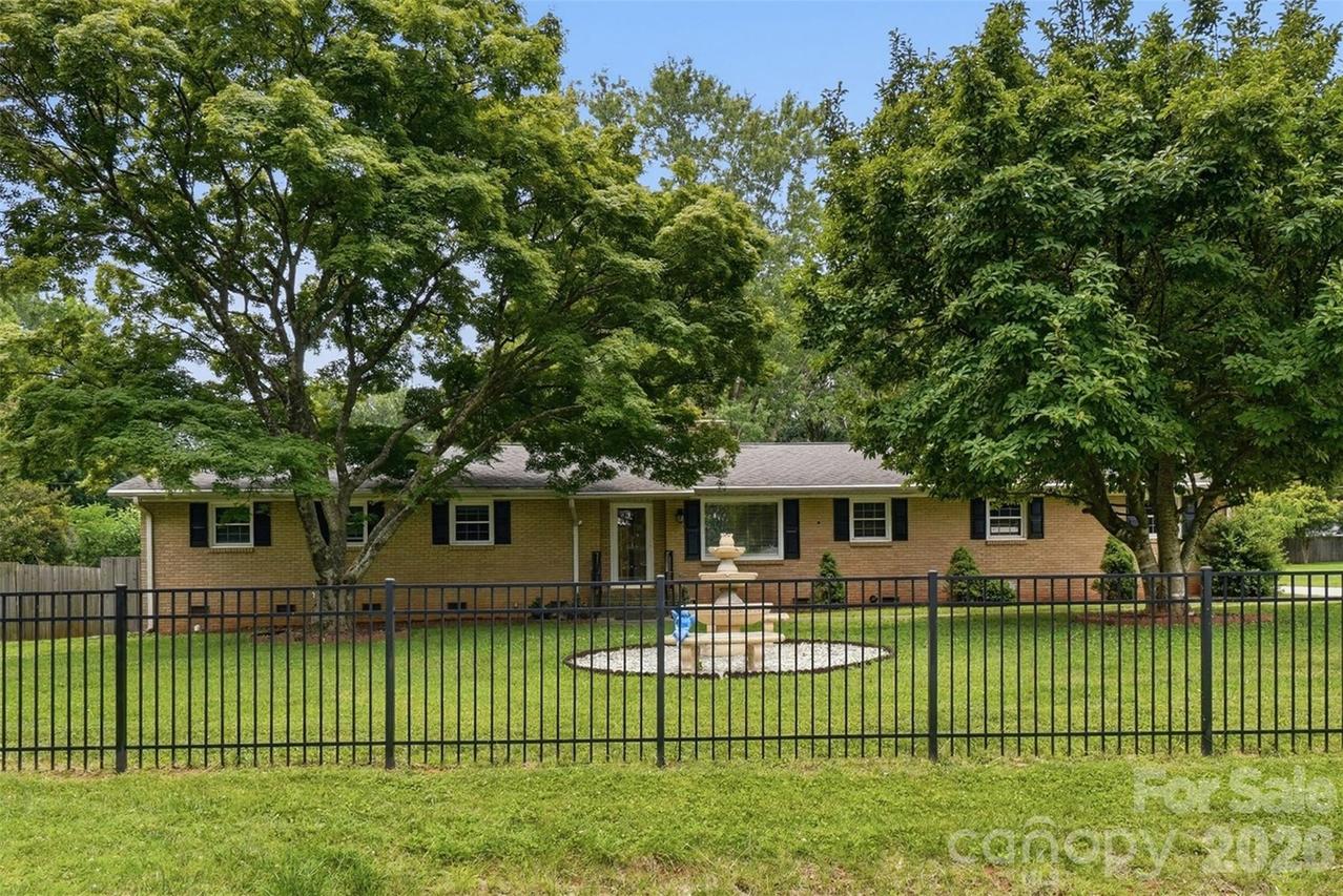 6108 Mallard Dr., Charlotte, NC 28227