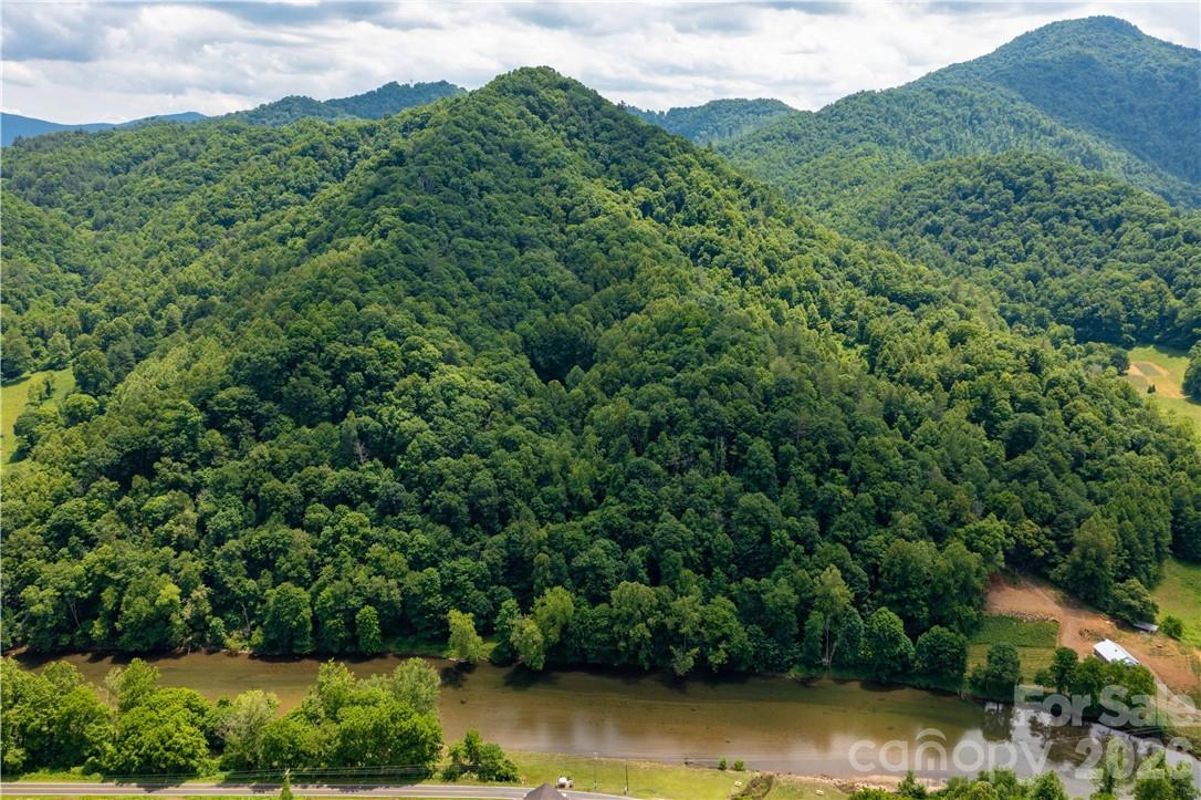 000 High Cliff Dr., Green Mountain, NC 28740