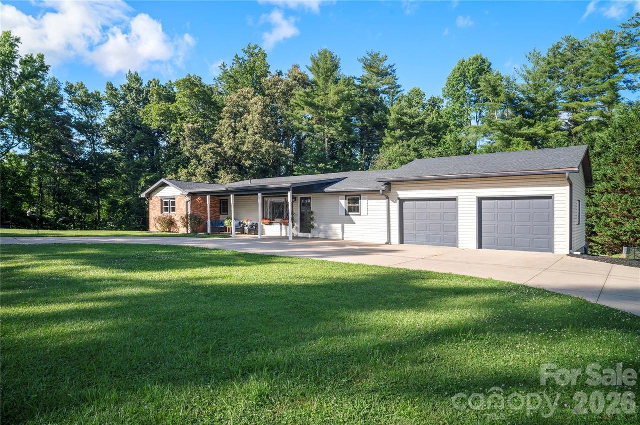 98 N Pinecrest Ln., Hendersonville, NC 28739