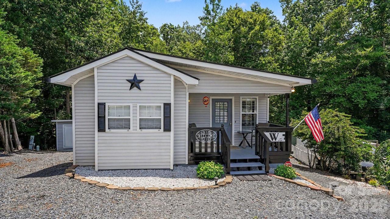 113 Lake View Dr., New London, NC 28127