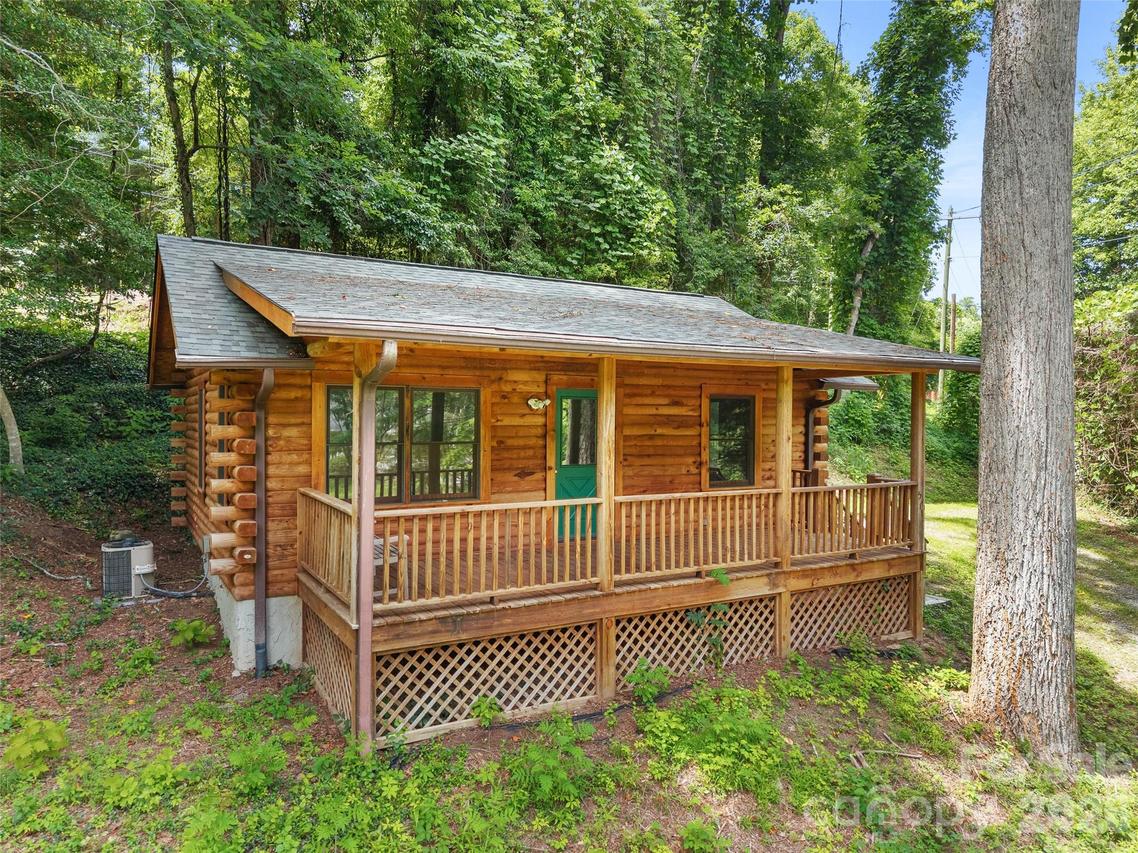 549 Henderson St., Saluda, NC 28773
