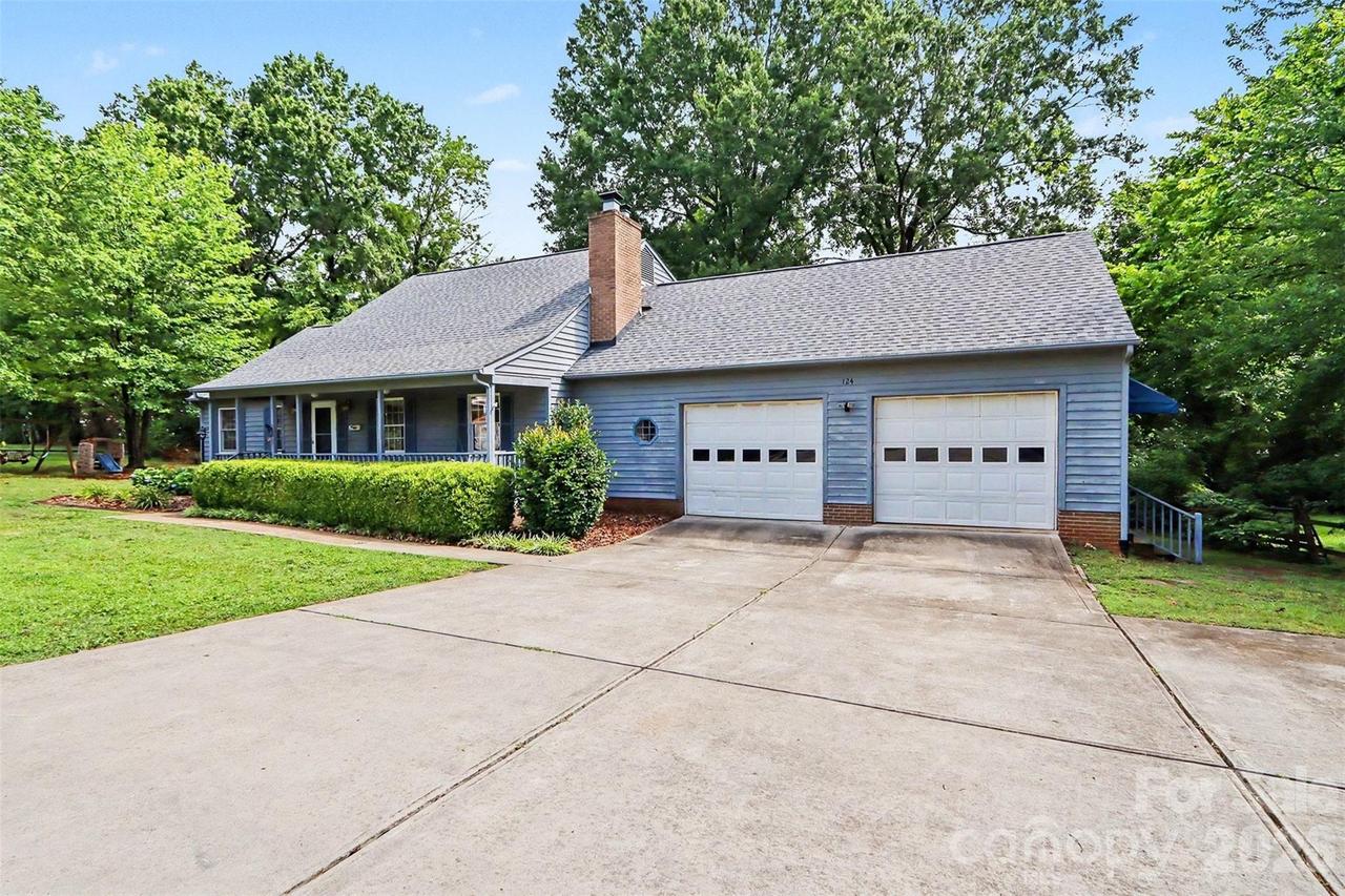 124 E Catawba Ave., Mooresville, NC 28115