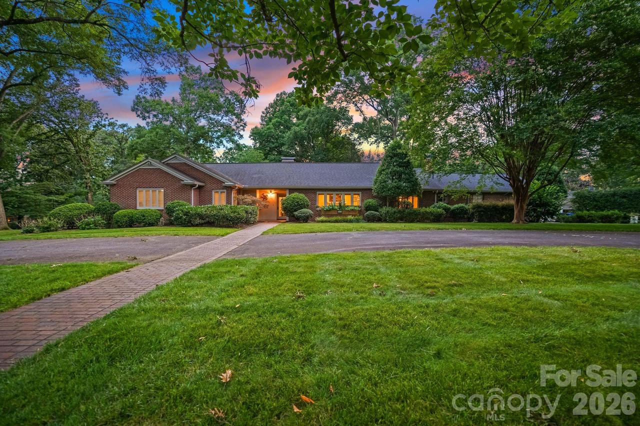 560 11th Avenue Cir., Hickory, NC 28601
