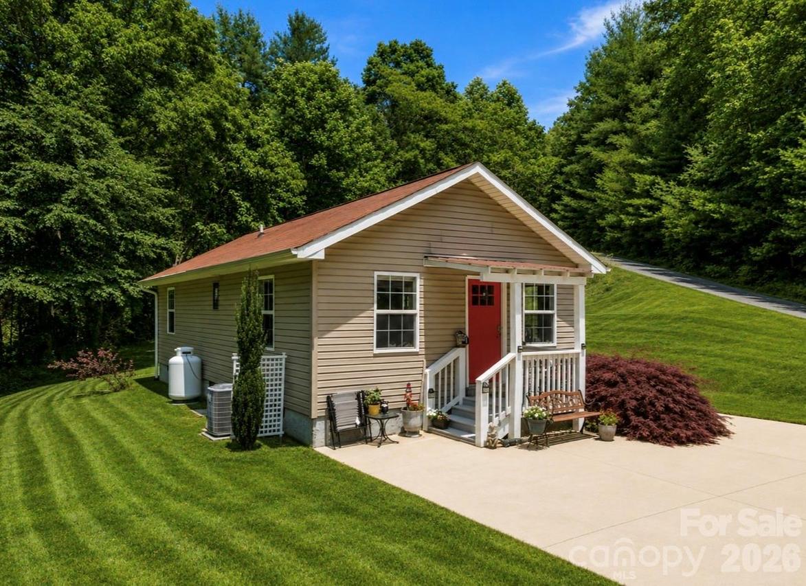 54 Thad Johnson Rd., Saluda, NC 28773