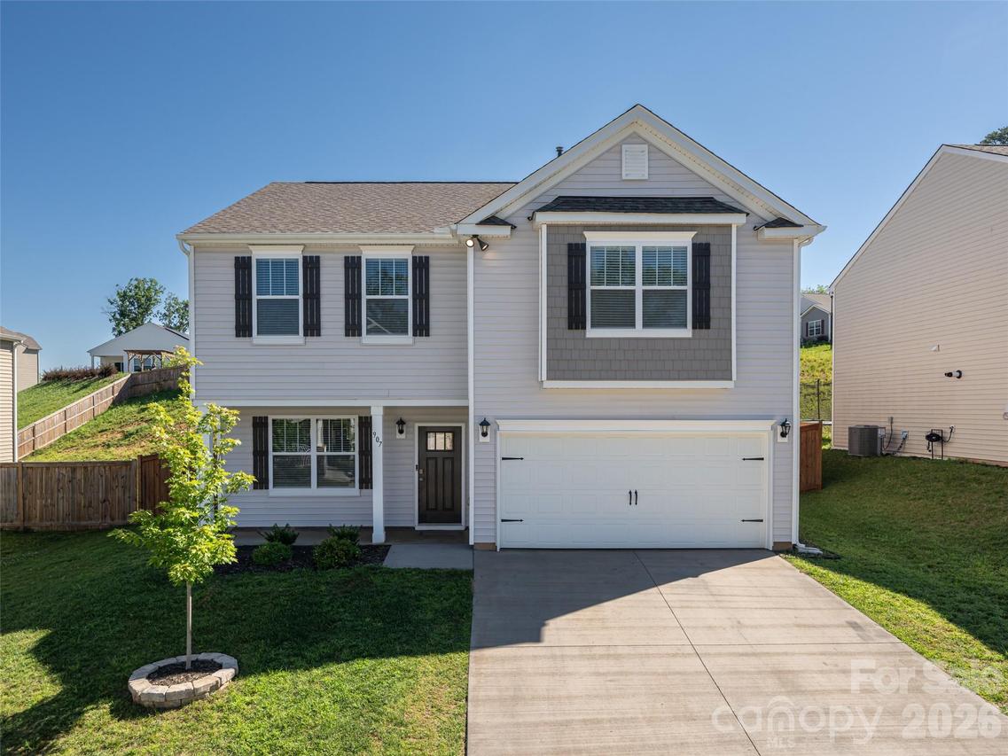 907 Newport Ct., Asheville, NC 28806