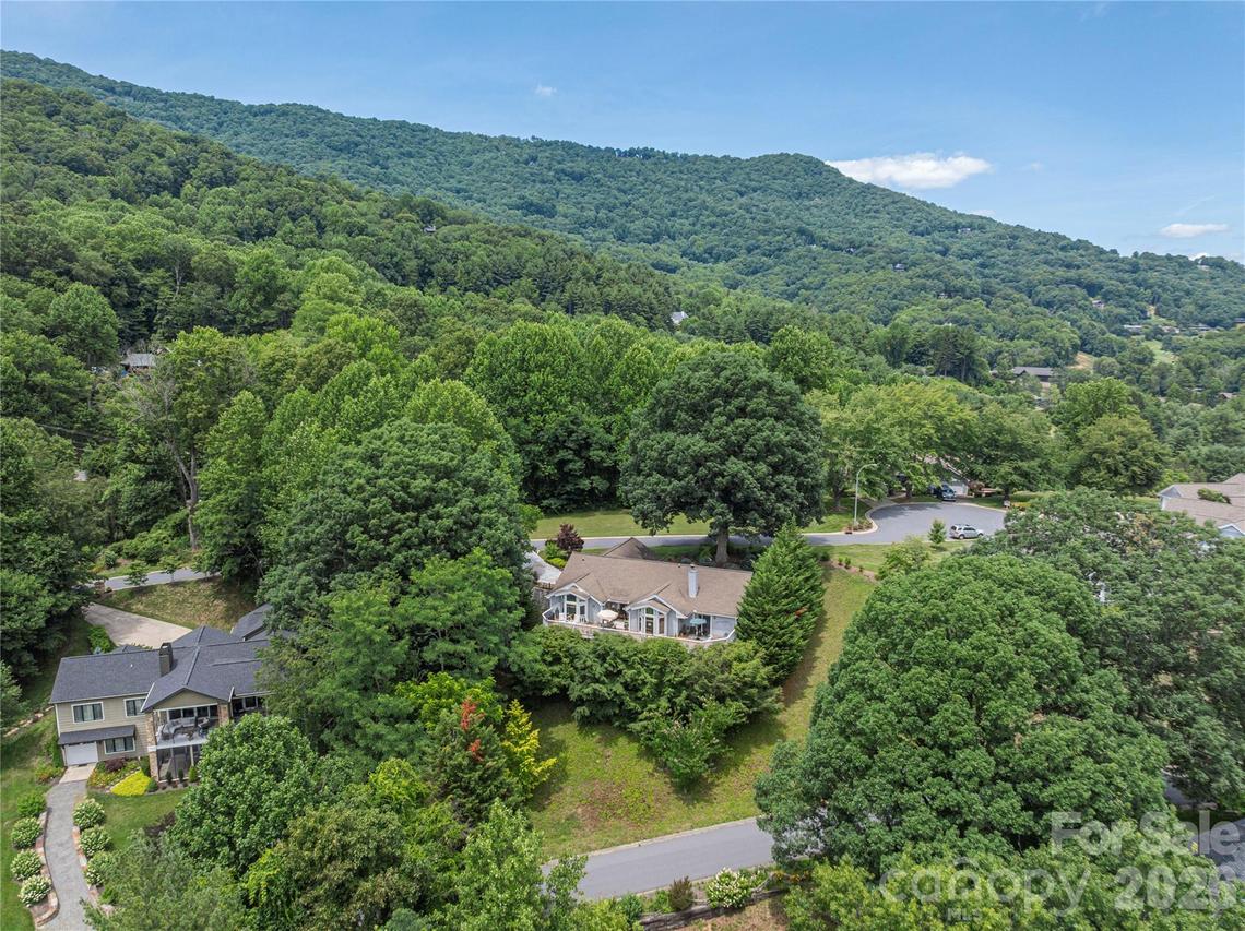 94 Oakcrest Ln., Waynesville, NC 28786