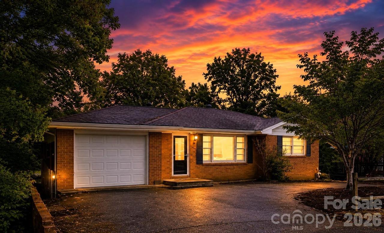 629 Willow Rd., Hendersonville, NC 28739