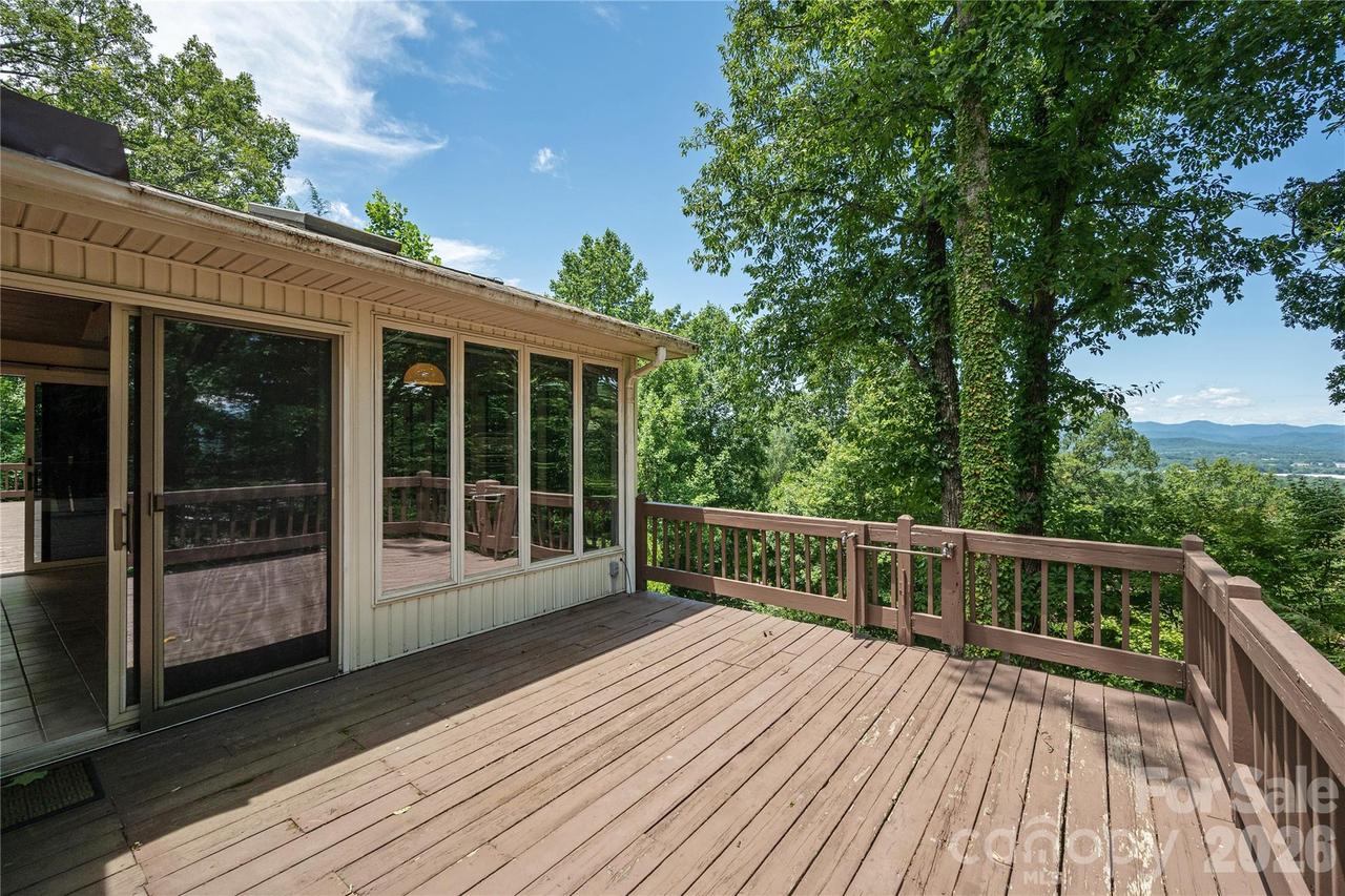 615 Goldview Dr., Hendersonville, NC 28791