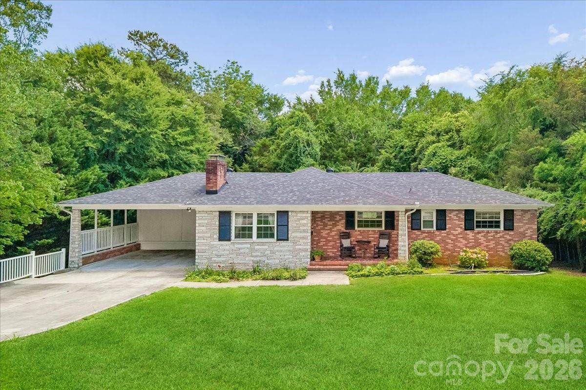 1135 Blueberry Ln., Charlotte, NC 28226
