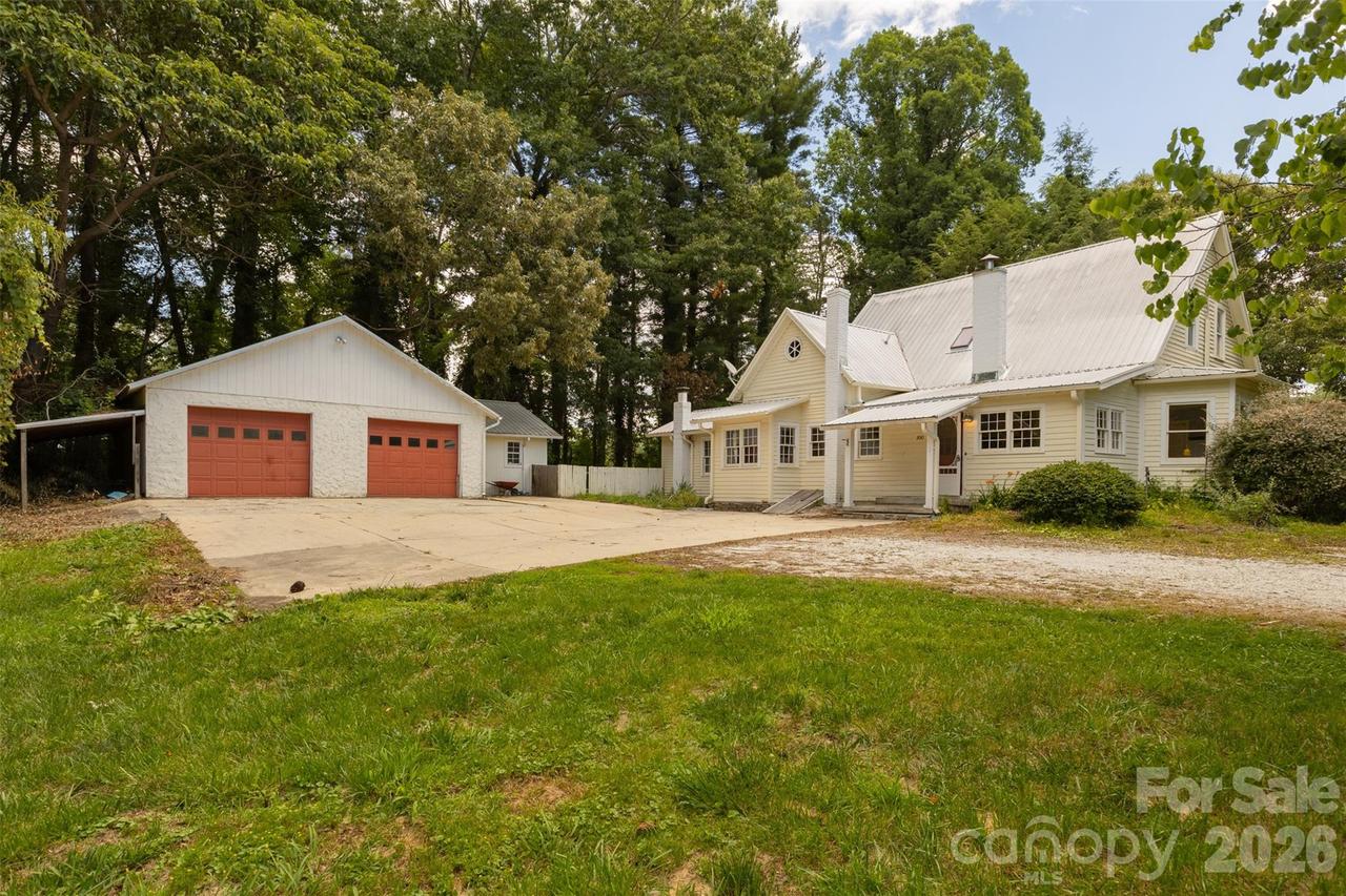100 Cannon Dr., Hendersonville, NC 28792