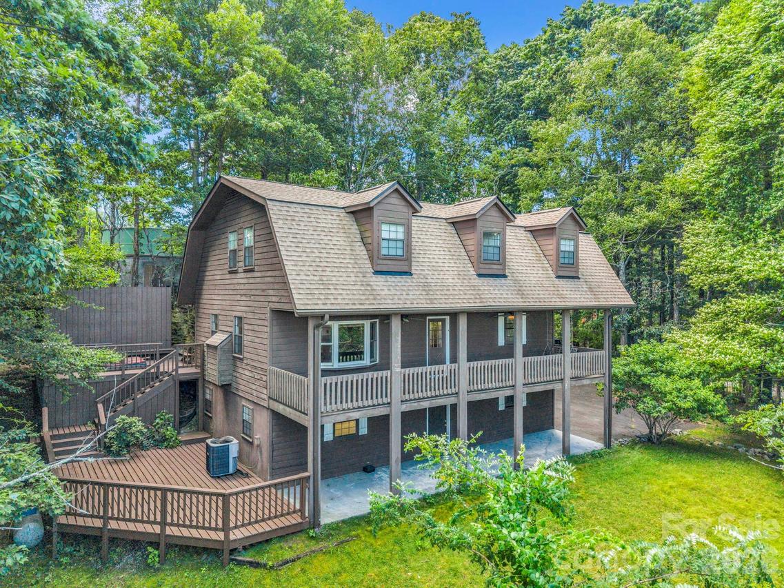 122 Birchwood Dr., Hendersonville, NC 28739