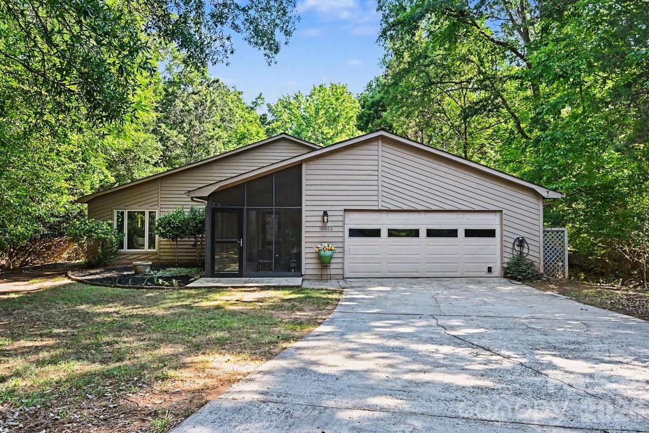 10006 Stoneleigh Ln., Charlotte, NC 28277