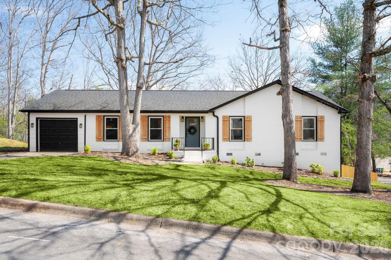 61 Knoll Ridge Dr., Asheville, NC 28804