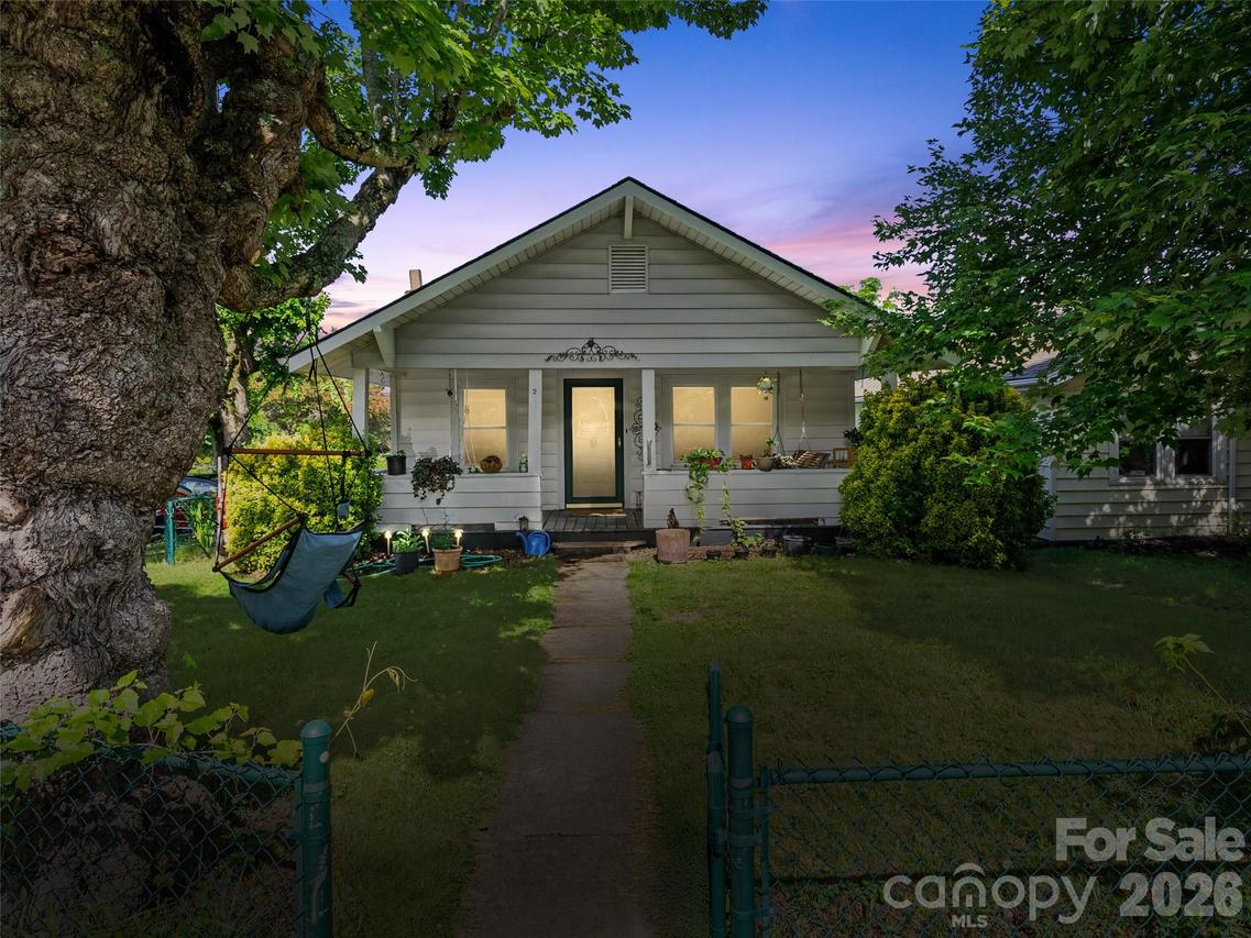 2 Pelzer St., Asheville, NC 28804
