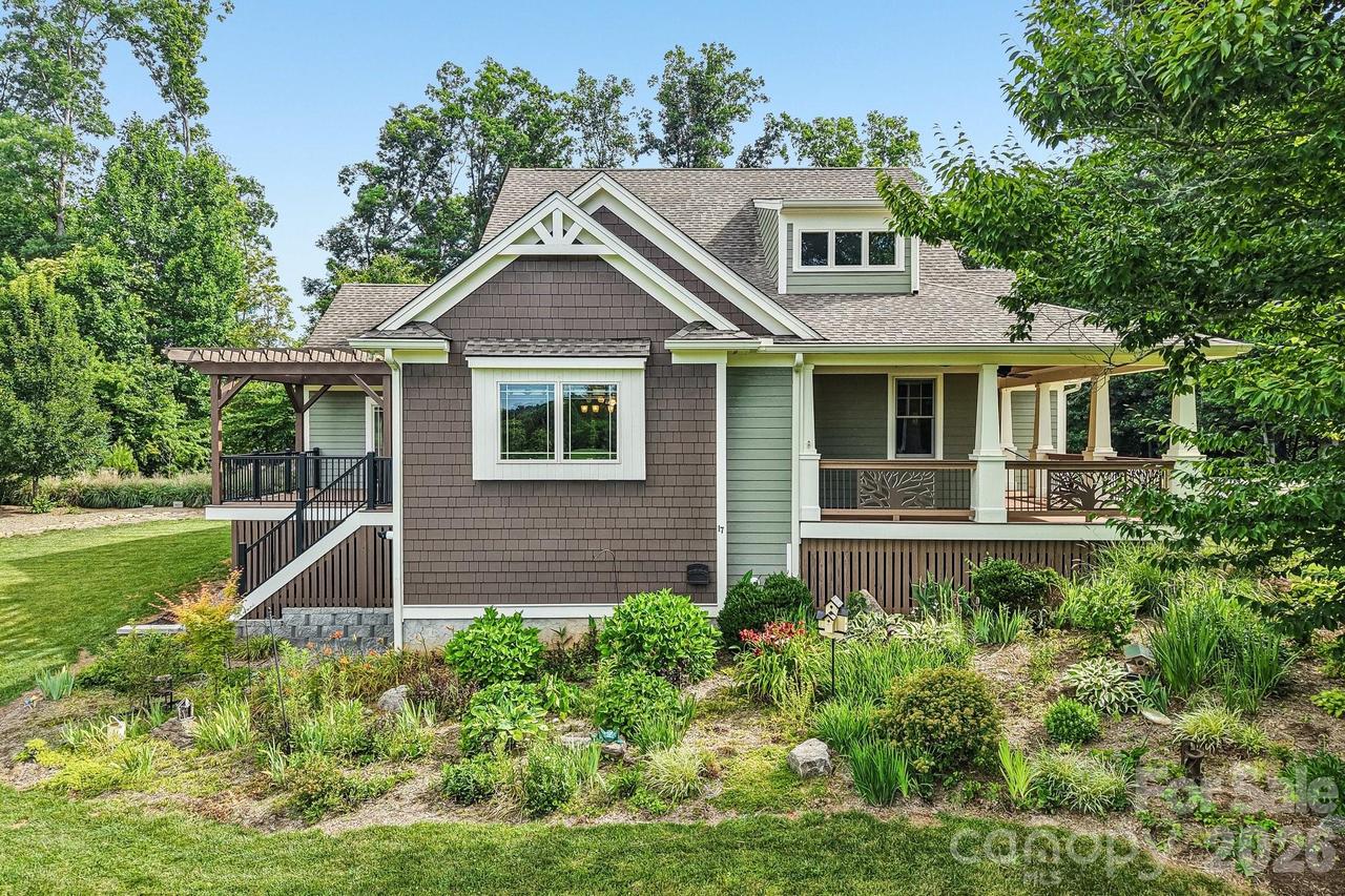 17 Hamilton Woods Ln., Etowah, NC 28729
