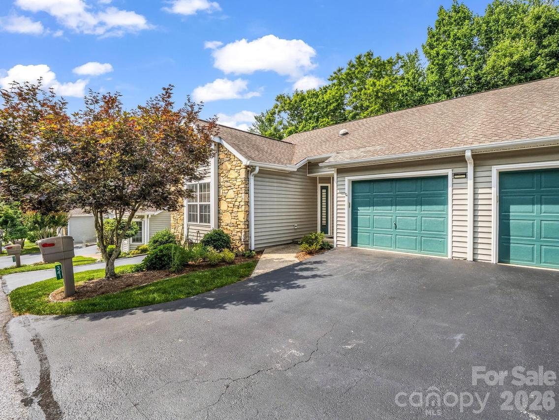 341 Laurel Park Pl., Hendersonville, NC 28791