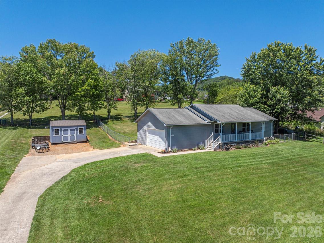 219 Hookers Gap Rd., Candler, NC 28715