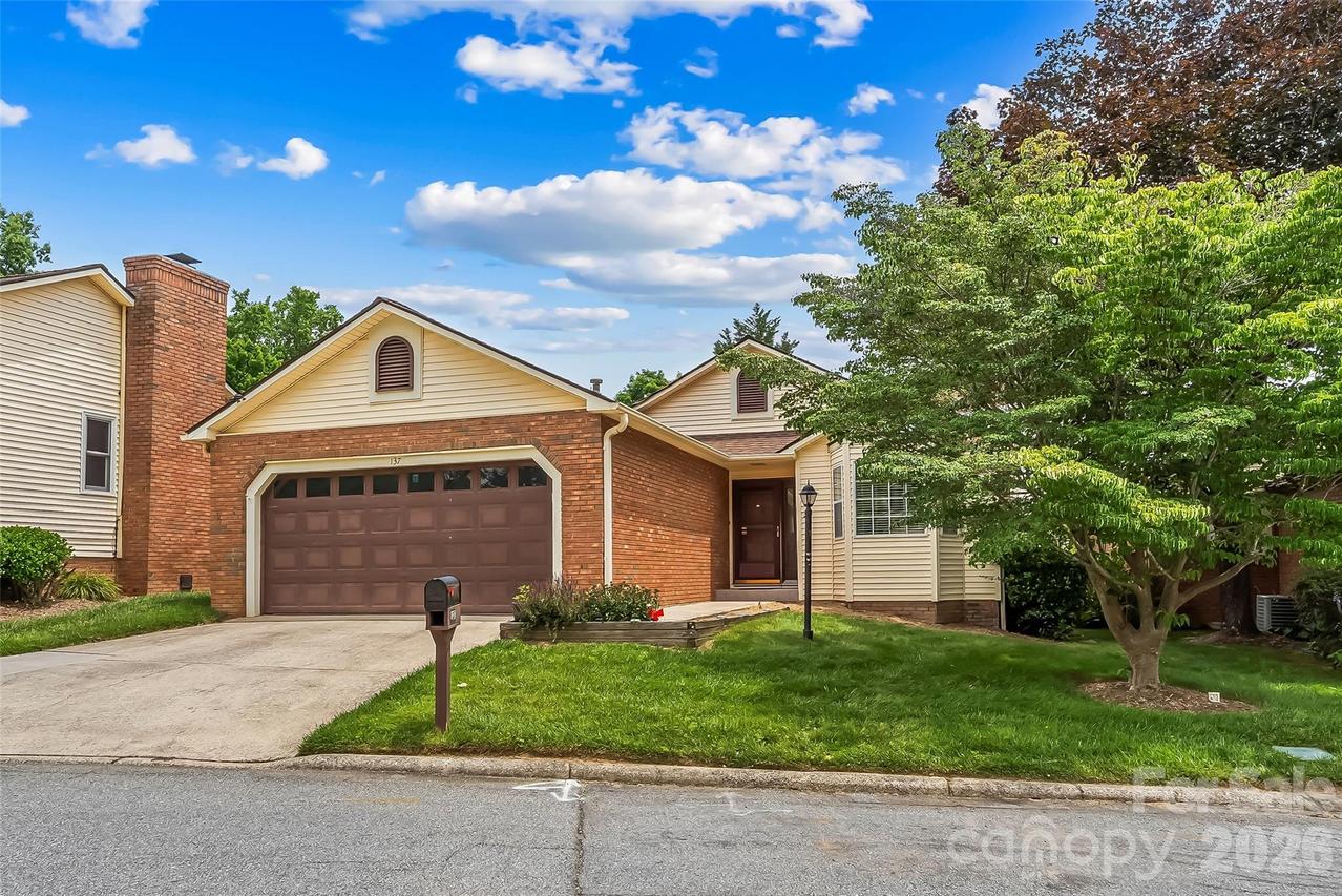 137 Exeter Ct., Hendersonville, NC 28791