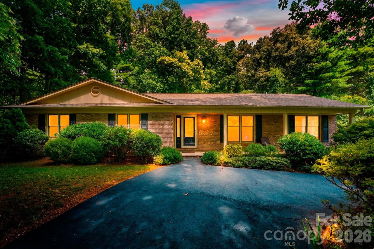 15 Carriage Ct., Hendersonville, NC 28791