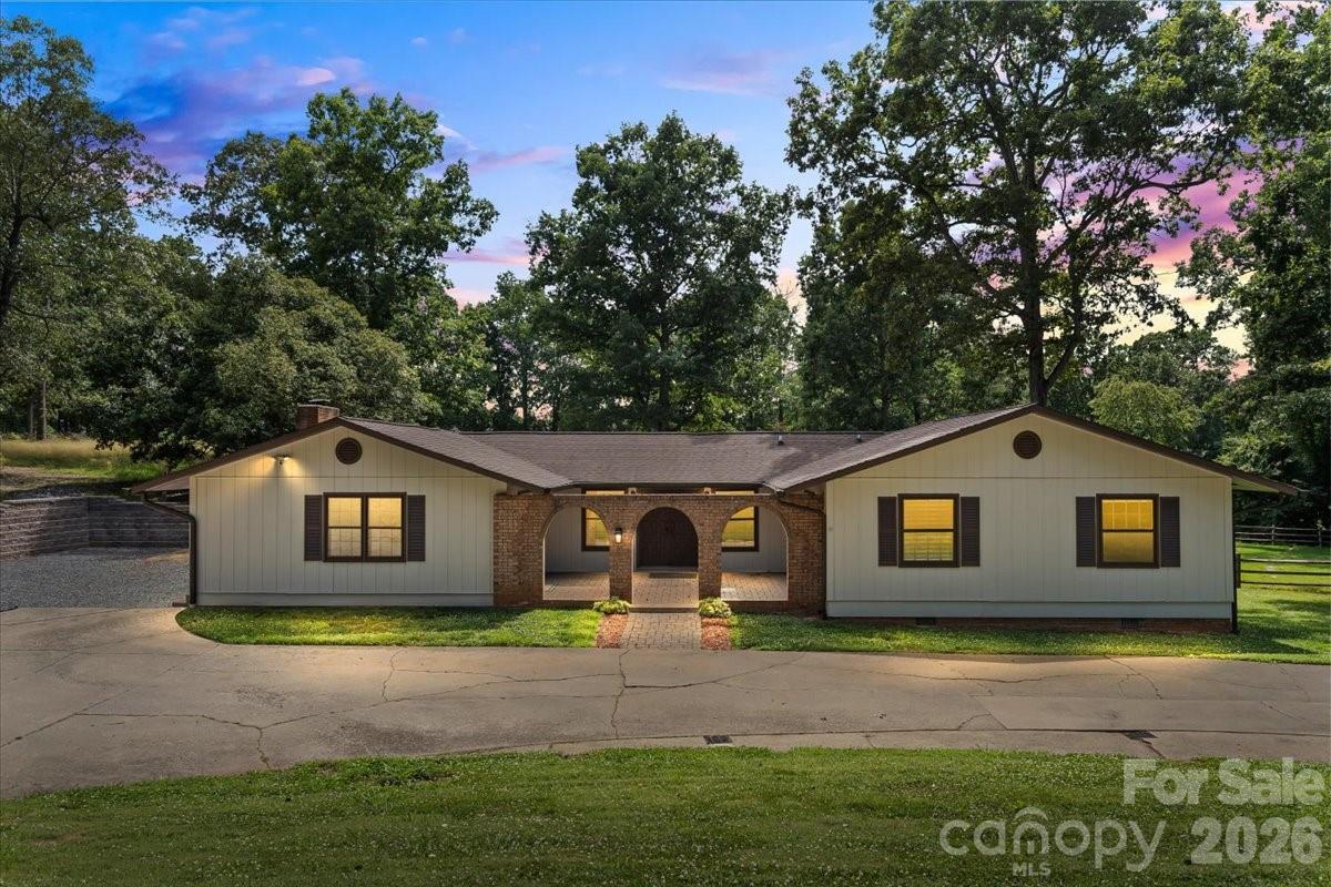 4024 Wandering Ln., Hickory, NC 28601