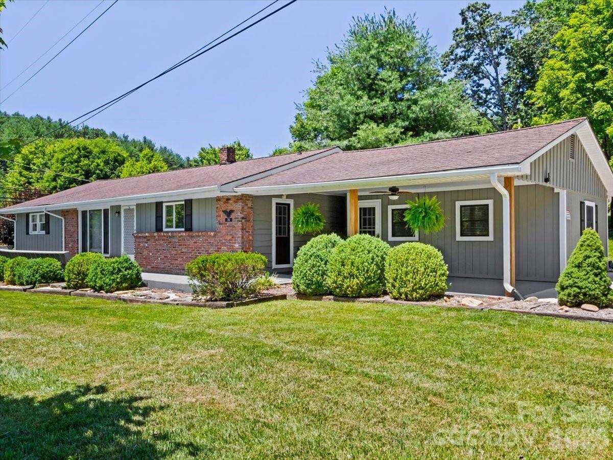 39 Hawthorne Ln., Burnsville, NC 28714