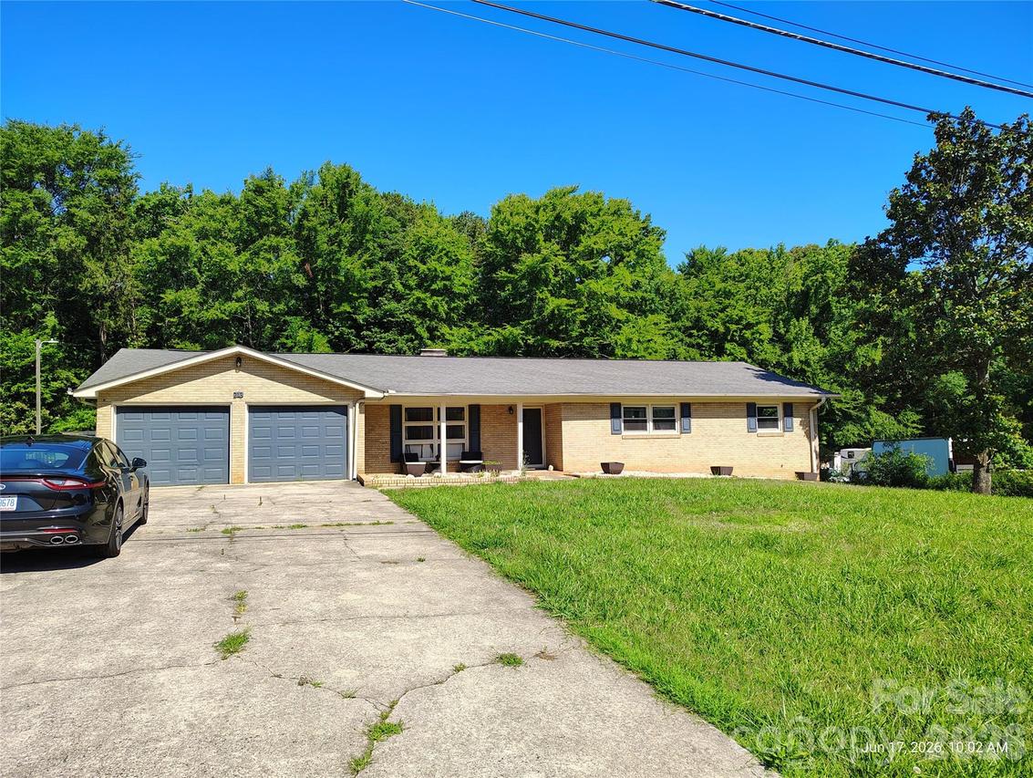 213 Lakeview Dr., Harrisburg, NC 28075