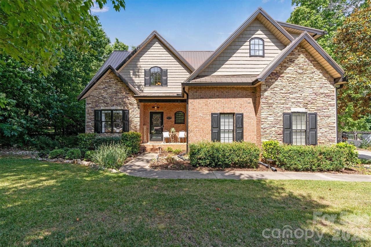 1915 Lynmore Dr., Sherrills Ford, NC 28673