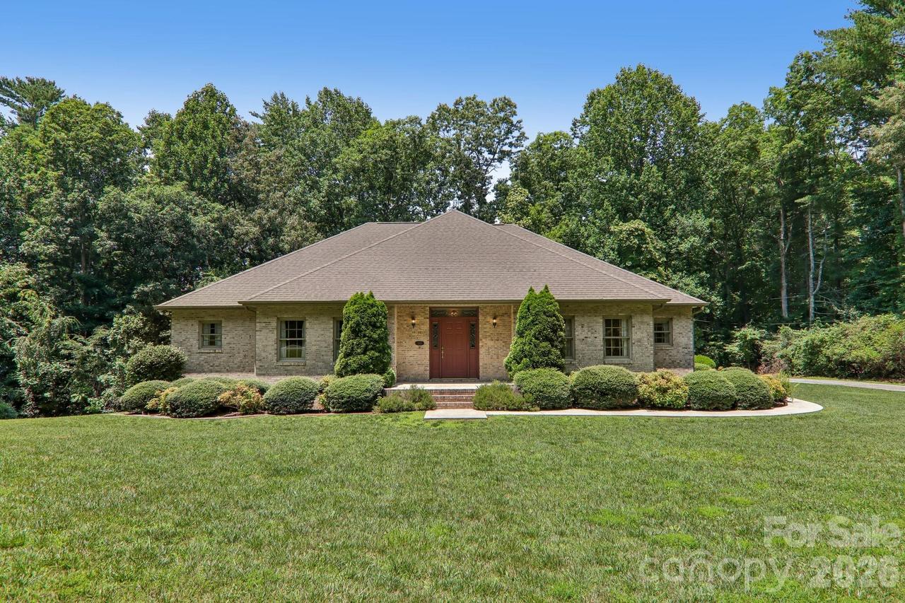 208 Arbor Ln., Hendersonville, NC 28791