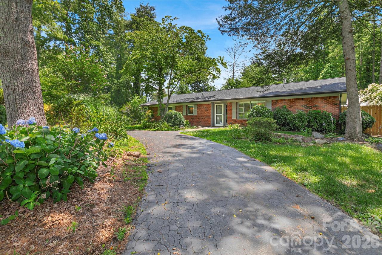 138 Surry Ln., Hendersonville, NC 28791