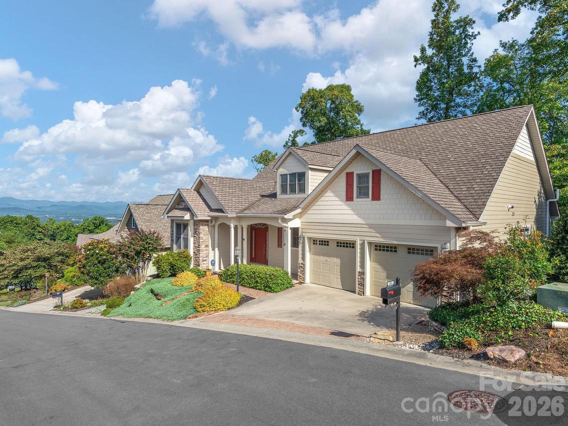 54 Deep Valley Ln., Hendersonville, NC 28791