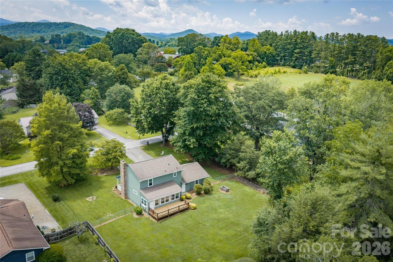 8 Wedgewood Dr., Mills River, NC 28759