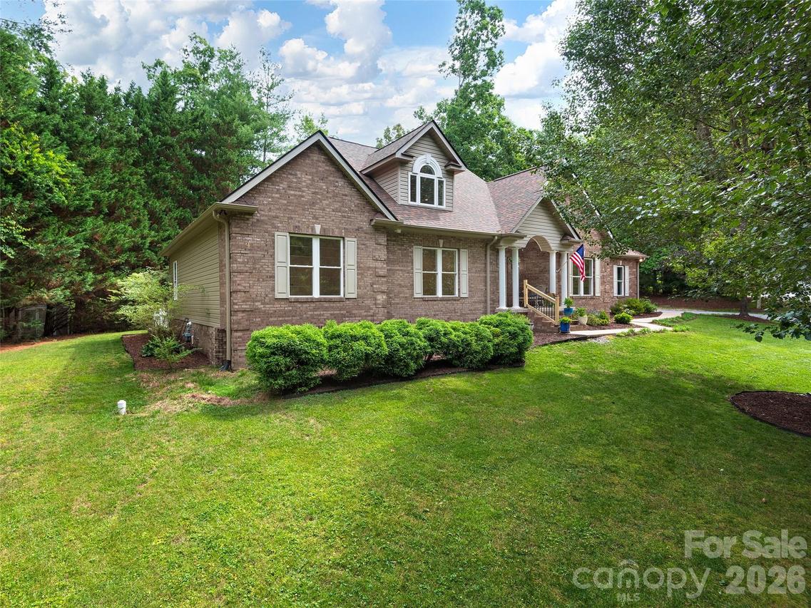 104 Arrowood Ln., Hendersonville, NC 28791