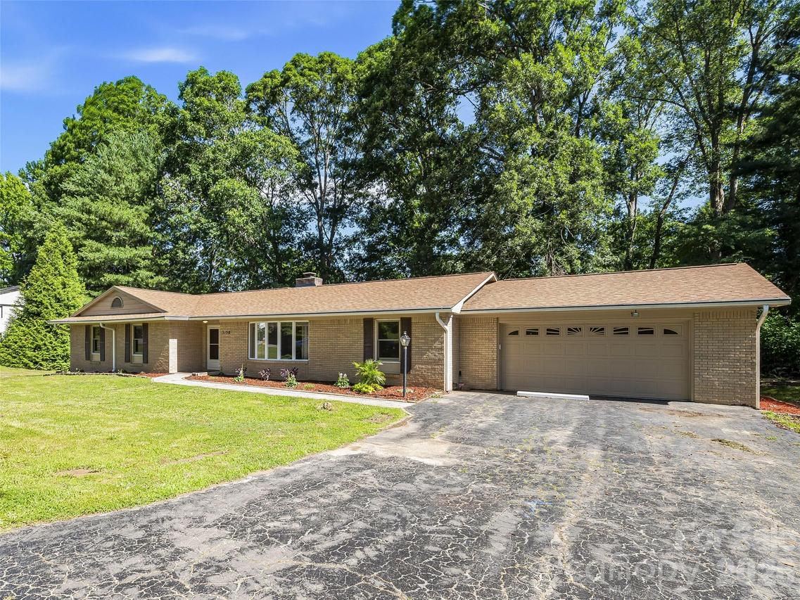 3158 Florida Dr., Hendersonville, NC 28792