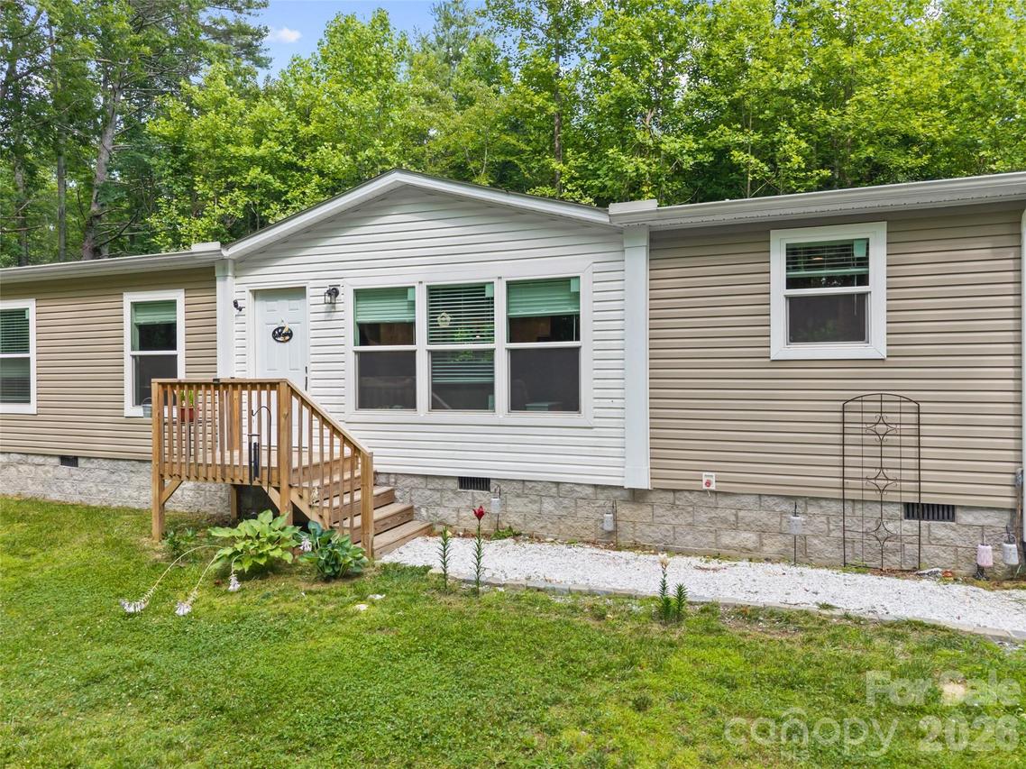 64 Tupper Ln., Hendersonville, NC 28792