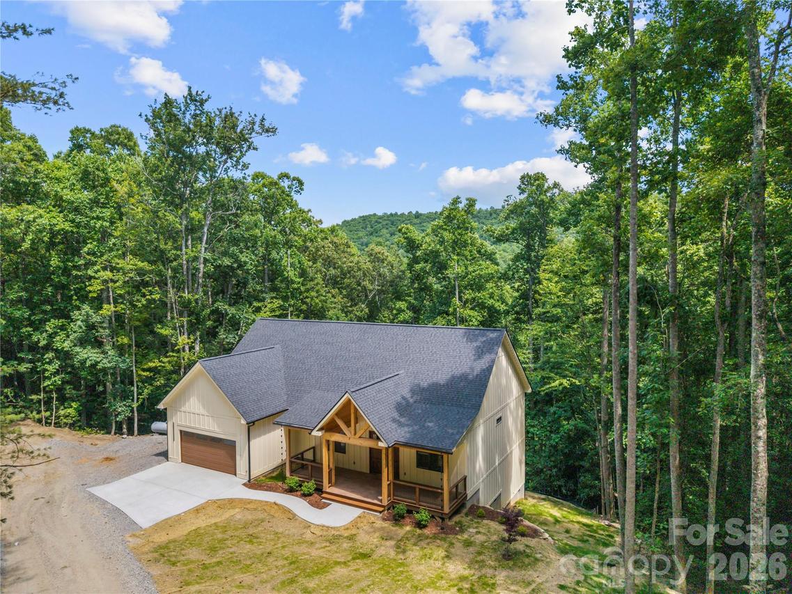 210 Hickory Tree Ln., Hendersonville, NC 28739